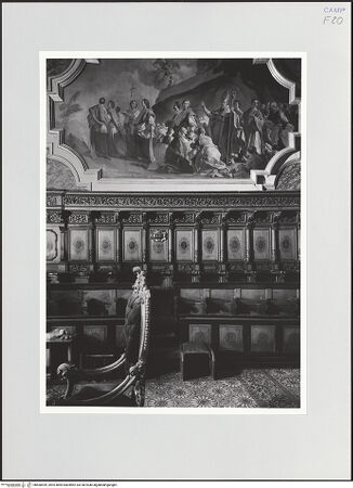 Vorderseite von Spina, Luigi [https://www.deutsche-digitale-bibliothek.de/content/lizenzen/rv-ez/] San Michele Arcangelo - Detail des Presbyteriums: Chorgestühl und Wandgemälde, bh560459_recto. Foto: Spina, Luigi.