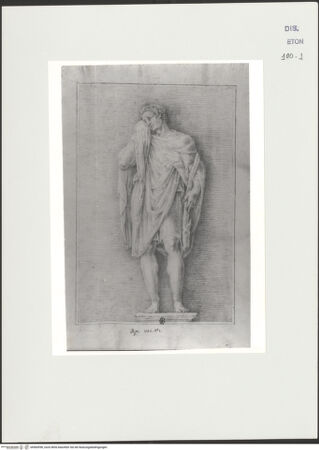 Vorderseite von Courtauld Institute, Conway Library [https://www.deutsche-digitale-bibliothek.de/content/lizenzen/rv-ez/] Jugendlicher, der sich mit seinem Gewand das Auge trocknet (Relief, Villa Borghese, Rom) - , bh560596_recto. Foto.