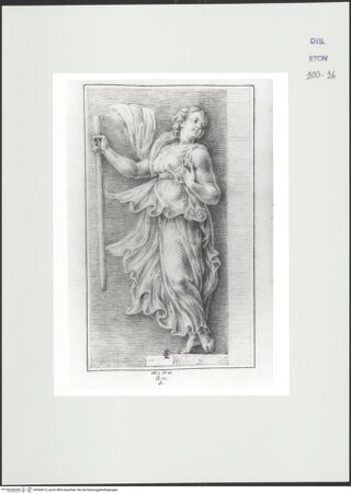 Vorderseite von Courtauld Institute, Conway Library [https://www.deutsche-digitale-bibliothek.de/content/lizenzen/rv-ez/] Stehende weibliche Figur mit drapiertem Gewand, in der rechten Hand einen Stab haltend (Relief, Villa Borghese, Rom) - , bh560615_recto. Foto.