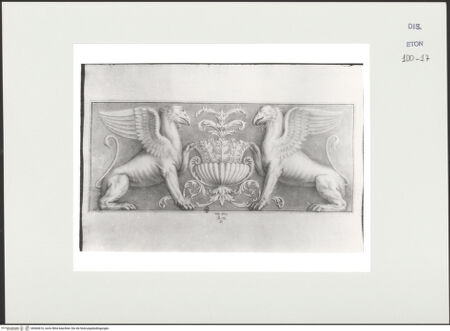 Vorderseite von Courtauld Institute, Conway Library [https://www.deutsche-digitale-bibliothek.de/content/lizenzen/rv-ez/] Relief mit zwei Greifen (Villa Borghese, Rom) - , bh560616_recto. Foto.