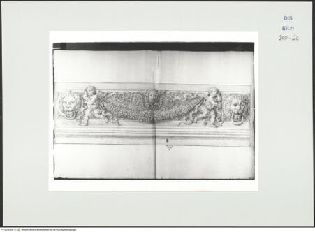 Vorderseite von Courtauld Institute, Conway Library [https://www.deutsche-digitale-bibliothek.de/content/lizenzen/rv-ez/] Relief mit zwei Putten, die eine Girlande halten, sowie zwei Löwenköpfen (Villa Borghese, Rom) - , bh560624_recto. Foto.