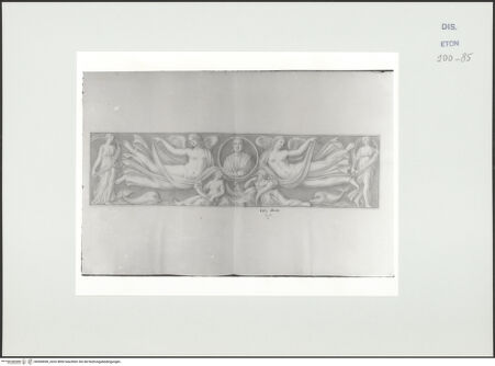 Vorderseite von Courtauld Institute, Conway Library [https://www.deutsche-digitale-bibliothek.de/content/lizenzen/rv-ez/] Sarkophagrelief mit Porträt-Clipeus und geflügelten Figuren (Villa Borghese, Rom) - , bh560690_recto. Foto.