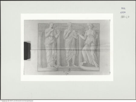 Vorderseite von Courtauld Institute, Conway Library [https://www.deutsche-digitale-bibliothek.de/content/lizenzen/rv-ez/] Philosoph und zwei Musen vor einer Säulenarchitektur (Sarkophagrelief, Villa Borghese, Rom) - , bh560721_recto. Foto.