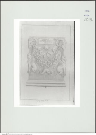 Vorderseite von Courtauld Institute, Conway Library [https://www.deutsche-digitale-bibliothek.de/content/lizenzen/rv-ez/] Frontrelief einer Grabstele mit Widderköpfen, Girlande und Greifen (Villa Borghese, Rom) - , bh560768_recto. Foto.