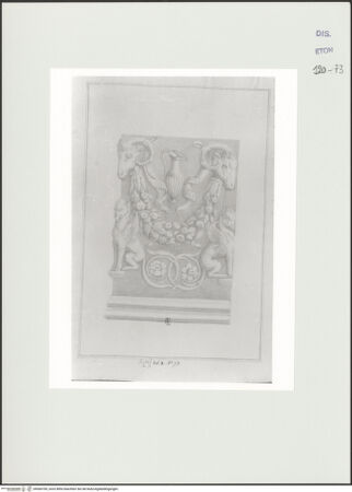 Vorderseite von Courtauld Institute, Conway Library [https://www.deutsche-digitale-bibliothek.de/content/lizenzen/rv-ez/] Rechte Seite einer Grabstele mit Widderköpfen, Girlande und Greifen (Villa Borghese, Rom) - , bh560769_recto. Foto.