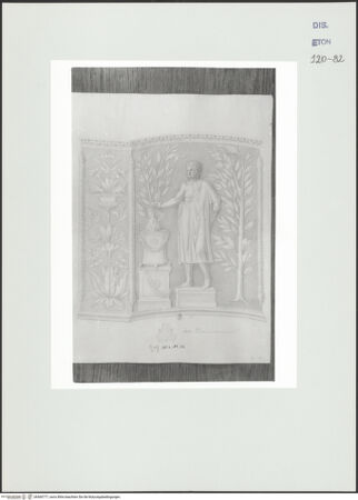 Vorderseite von Courtauld Institute, Conway Library [https://www.deutsche-digitale-bibliothek.de/content/lizenzen/rv-ez/] Reliefschmuck einer dreieckigen Basis (Villa Borghese, Rom)Stehende männliche Gewandfigur und Altar - , bh560777_recto. Foto.