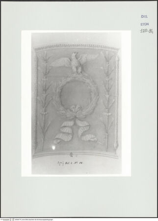 Vorderseite von Courtauld Institute, Conway Library [https://www.deutsche-digitale-bibliothek.de/content/lizenzen/rv-ez/] Reliefschmuck einer dreieckigen Basis (Villa Borghese, Rom)Ährenkranz und Adler - , bh560779_recto. Foto.