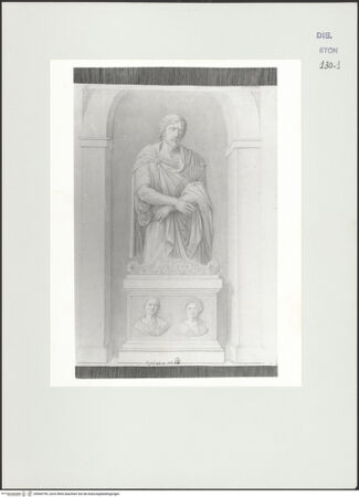 Vorderseite von Courtauld Institute, Conway Library [https://www.deutsche-digitale-bibliothek.de/content/lizenzen/rv-ez/] Statue eines Gefangenen über einer Grabstele mit den Porträtreliefs eines Ehepaares (Villa Borghese, Rom) - , bh560795_recto. Foto.