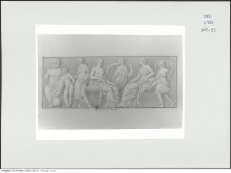 Vorderseite von Courtauld Institute, Conway Library [https://www.deutsche-digitale-bibliothek.de/content/lizenzen/rv-ez/] Relief mit Jupiter, Apollo und fünf weiblichen Gottheiten (Sarkophagdeckel, Villa Borghese, Rom) - , bh560808_recto. Foto.