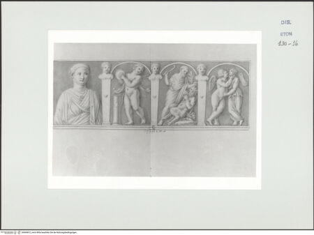 Vorderseite von Courtauld Institute, Conway Library [https://www.deutsche-digitale-bibliothek.de/content/lizenzen/rv-ez/] Rechter Teil eines Sarkophagreliefs mit Putten und dem Porträt der Verstorbenen (Villa Borghese, Rom) - , bh560812_recto. Foto.