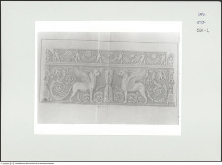 Vorderseite von Courtauld Institute, Conway Library [https://www.deutsche-digitale-bibliothek.de/content/lizenzen/rv-ez/] Sarkophagrelief mit Greifen, Putten und florealen Ornamenten (Villa Strozzi, Rom) - , bh560848_recto. Foto.