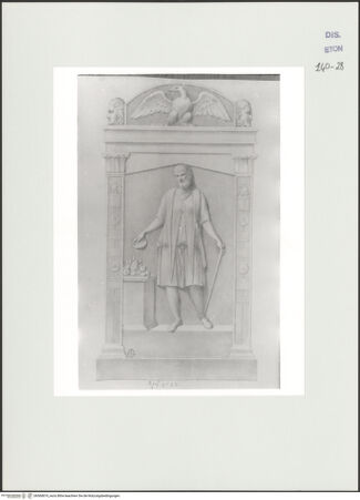 Vorderseite von Courtauld Institute, Conway Library [https://www.deutsche-digitale-bibliothek.de/content/lizenzen/rv-ez/] Grabrelief mit stehender männlicher Gewandfigur (Zenturio?) (Villa Montalto, Rom) - , bh560874_recto. Foto.