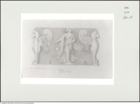 Vorderseite von Courtauld Institute, Conway Library [https://www.deutsche-digitale-bibliothek.de/content/lizenzen/rv-ez/] Serie von Zeichnungen nach einer dreieckigen Basis mit Greifen und Mänaden (Villa Altieri, Rom)Mänade mit Fackel - , bh560894_recto. Foto.