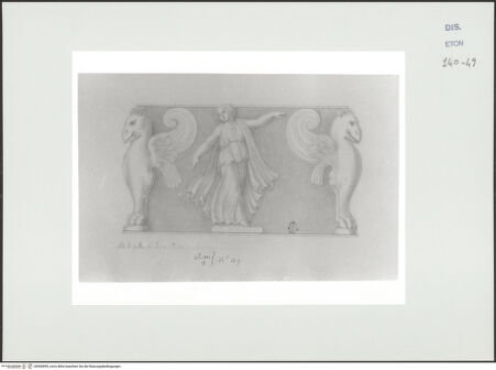 Vorderseite von Courtauld Institute, Conway Library [https://www.deutsche-digitale-bibliothek.de/content/lizenzen/rv-ez/] Serie von Zeichnungen nach einer dreieckigen Basis mit Greifen und Mänaden (Villa Altieri, Rom)Tanzende Mänade - , bh560895_recto. Foto.