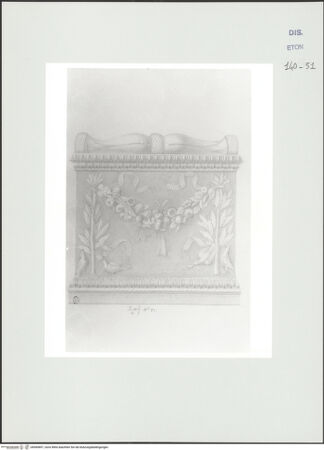 Vorderseite von Courtauld Institute, Conway Library [https://www.deutsche-digitale-bibliothek.de/content/lizenzen/rv-ez/] Zeichnungen nach einer antiken Basis mit Reliefschmuck (Villa Altieri, Rom)Seitenansicht mit Lorbeerbäumen, Vögeln und Girlande - , bh560897_recto. Foto.