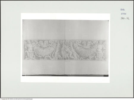 Vorderseite von Courtauld Institute, Conway Library [https://www.deutsche-digitale-bibliothek.de/content/lizenzen/rv-ez/] Der trunkene Bacchus, von einem Satyr gestützt, flankiert von Girlanden, Genien und Masken (Sarkophagrelief, Villa Lante, Rom) - , bh560920_recto. Foto.