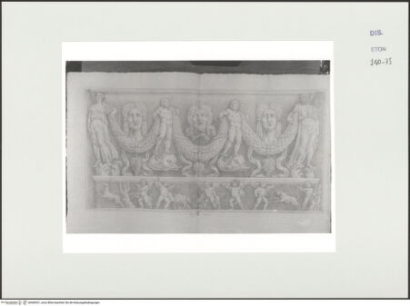 Vorderseite von Courtauld Institute, Conway Library [https://www.deutsche-digitale-bibliothek.de/content/lizenzen/rv-ez/] Sarkophag mit Puttenfries, Masken und Girlande (Villa Lante, Rom) - , bh560921_recto. Foto.