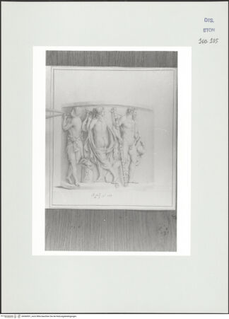 Vorderseite von Courtauld Institute, Conway Library [https://www.deutsche-digitale-bibliothek.de/content/lizenzen/rv-ez/] Serie von Zeichnungen nach einem antiken Sarkophag mit Reliefschmuck (Palazzo Altemps, Rom)Seitenrelief mit Mänade und zwei Satyrn - , bh560951_recto. Foto.