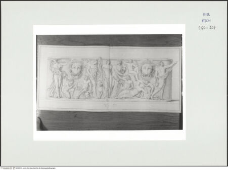 Vorderseite von Courtauld Institute, Conway Library [https://www.deutsche-digitale-bibliothek.de/content/lizenzen/rv-ez/] Serie von Zeichnungen nach einem antiken Sarkophag mit Reliefschmuck (Palazzo Altemps, Rom)Längsseite: Die Geschichte von Ariadne und Bacchus - , bh560953_recto. Foto.