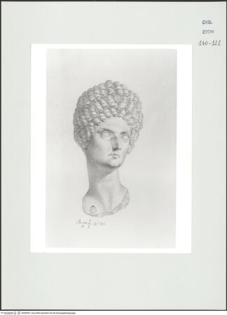 Vorderseite von Courtauld Institute, Conway Library [https://www.deutsche-digitale-bibliothek.de/content/lizenzen/rv-ez/] Frau mit hoher Lockenfrisur nach Julia Titi (Büste, Villa Casali, Rom) - , bh560957_recto. Foto.
