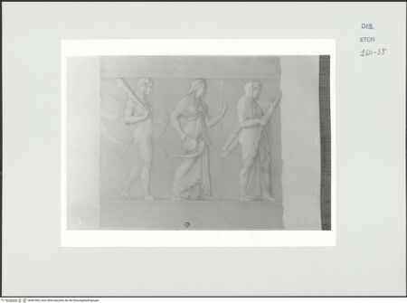 Vorderseite von Courtauld Institute, Conway Library [https://www.deutsche-digitale-bibliothek.de/content/lizenzen/rv-ez/] Serie von Zeichnungen nach einem Puteal mit archaistischem Zwölfgötterzug (Villa Albani, Rom)Herkules, Minerva und Juno - , bh561006_recto. Foto.