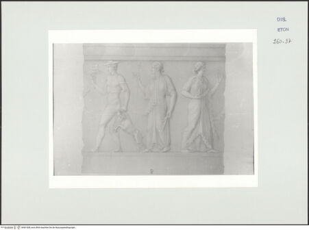 Vorderseite von Courtauld Institute, Conway Library [https://www.deutsche-digitale-bibliothek.de/content/lizenzen/rv-ez/] Serie von Zeichnungen nach einem Puteal mit archaistischem Zwölfgötterzug (Villa Albani, Rom)Merkur, Vesta und Venus - , bh561008_recto. Foto.