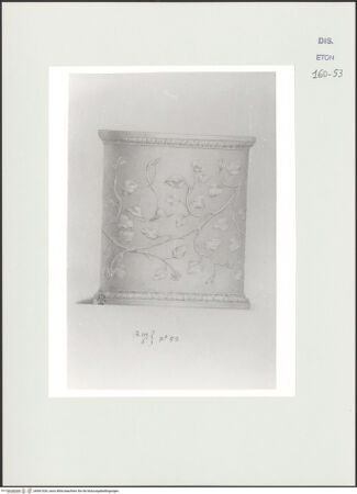 Vorderseite von Courtauld Institute, Conway Library [https://www.deutsche-digitale-bibliothek.de/content/lizenzen/rv-ez/] Runde Basis mit Blattrankenornament (Villa Albani, Rom) - , bh561026_recto. Foto.