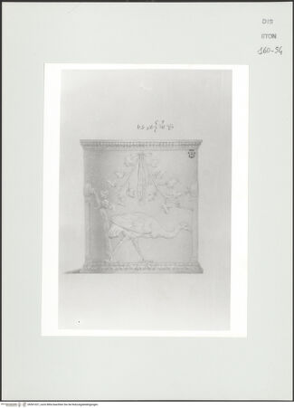 Vorderseite von Courtauld Institute, Conway Library [https://www.deutsche-digitale-bibliothek.de/content/lizenzen/rv-ez/] Runde Basis mit Blattrankenornament und Kranich (Villa Albani, Rom) - , bh561027_recto. Foto.