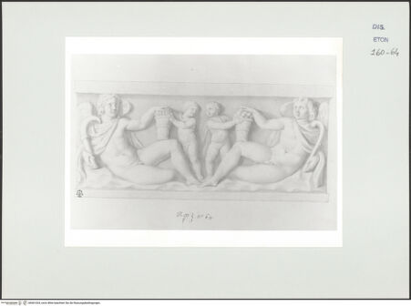 Vorderseite von Courtauld Institute, Conway Library [https://www.deutsche-digitale-bibliothek.de/content/lizenzen/rv-ez/] Zwei liegende, geflügelte männliche Akte (Herbst und Sommer?) und zwei Putten (Relief, Palazzo Vitelleschi, Rom) - , bh561034_recto. Foto.