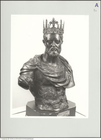 Vorderseite von Kunsthistorisches Institut in Florenz [http://creativecommons.org/licenses/by-nc-sa/4.0/] Büste des Cosimo I. de' Medici mit Krone - Gesamtansicht: Schrägansicht von links (während der Ausstellung 2003-2004 im Palazzo Pitti), bh562540_recto. Foto: Sigismondi, Roberto.