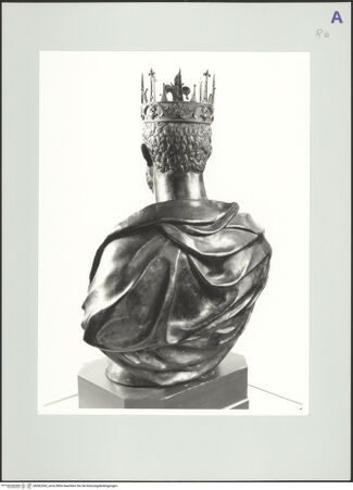 Vorderseite von Kunsthistorisches Institut in Florenz [http://creativecommons.org/licenses/by-nc-sa/4.0/] Büste des Cosimo I. de' Medici mit Krone - Gesamtansicht: Ansicht von hinten (während der Ausstellung 2003-2004 im Palazzo Pitti), bh562543_recto. Foto: Sigismondi, Roberto.