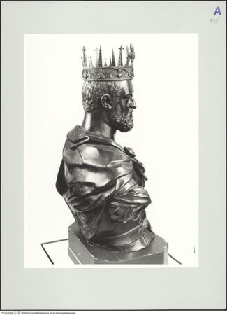 Vorderseite von Kunsthistorisches Institut in Florenz [http://creativecommons.org/licenses/by-nc-sa/4.0/] Büste des Cosimo I. de' Medici mit Krone - Gesamtansicht von links (während der Ausstellung 2003-2004 im Palazzo Pitti), bh562545_recto. Foto: Sigismondi, Roberto.