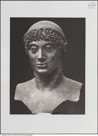 Vorderseite von Alinari [https://www.deutsche-digitale-bibliothek.de/content/lizenzen/rv-ez/] Büste eines Kouros - Gesamtansicht, bh562772_recto. Foto.