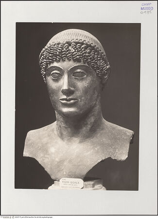 Vorderseite von Alinari [https://www.deutsche-digitale-bibliothek.de/content/lizenzen/rv-ez/] Büste eines Kouros - Gesamtansicht, bh562773_recto. Foto.
