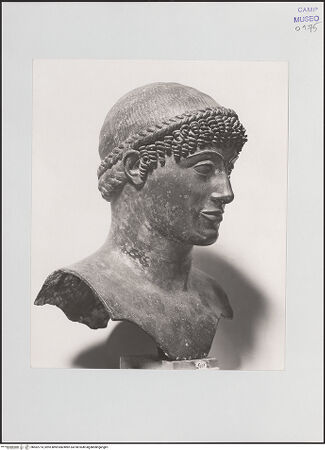 Vorderseite von unbekannt [https://www.deutsche-digitale-bibliothek.de/content/lizenzen/rv-fz/] Büste eines Kouros - Ansicht von Links, bh562774_recto. Foto.