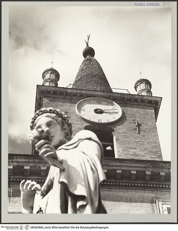 Vorderseite von Bibliotheca Hertziana [https://www.deutsche-digitale-bibliothek.de/content/lizenzen/rv-fz/] Santa Maria del PopoloCampanile - Campanile und Pfostenfigur der östlichen Umfriedungsmauer der Piazza del Popolo, bh562865_recto. Foto: D'Onofrio, Cesare.