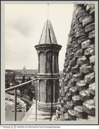 Vorderseite von Bibliotheca Hertziana [https://www.deutsche-digitale-bibliothek.de/content/lizenzen/rv-fz/] Santa Maria del PopoloCampanile - Turmbegleiter der Nordwest Ecke vor dem Stadtpanorama mit der Peterskuppel, bh562866_recto. Foto: D'Onofrio, Cesare.