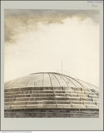 Vorderseite von Bibliotheca Hertziana [https://www.deutsche-digitale-bibliothek.de/content/lizenzen/rv-fz/] Pantheon - Blechverkleidung der Kuppel; Ansicht aus Westen, bh562883_recto. Foto: D'Onofrio, Cesare.