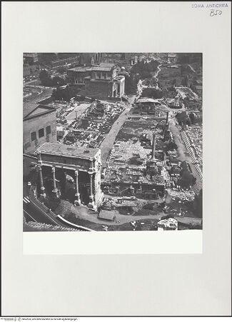 Vorderseite von Bibliotheca Hertziana [https://www.deutsche-digitale-bibliothek.de/content/lizenzen/rv-fz/] Forum Romanum - Gesamtansicht, Luftaufnahme vom Palazzo Senatorio, bh562928_recto. Foto: D'Onofrio, Cesare.