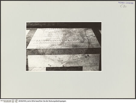 Vorderseite von Bibliotheca Hertziana [https://www.deutsche-digitale-bibliothek.de/content/lizenzen/rv-fz/] Inschrifttafel - Gesamtansicht, bh562943_recto. Foto: D'Onofrio, Cesare.