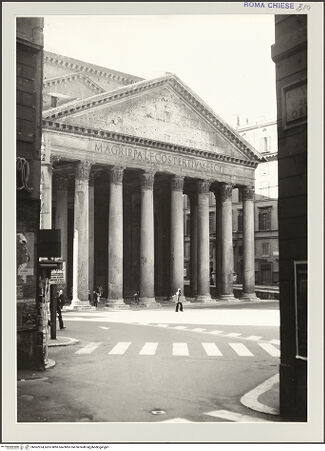 Vorderseite von Bibliotheca Hertziana [https://www.deutsche-digitale-bibliothek.de/content/lizenzen/rv-fz/] Pantheon - Säulenfront, Ansicht aus Nordosten, bh562974_recto. Foto: D'Onofrio, Cesare.