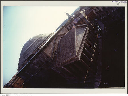 Vorderseite von Bibliotheca Hertziana [https://www.deutsche-digitale-bibliothek.de/content/lizenzen/rv-fz/] Pantheon - Säulenfront und Rotunde, Aufnahme von erhöhtem Standpunkt im Osten, bh562975_recto. Foto: D'Onofrio, Cesare.