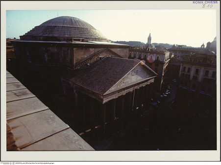 Vorderseite von Bibliotheca Hertziana [https://www.deutsche-digitale-bibliothek.de/content/lizenzen/rv-fz/] Pantheon - Säulenfront und Rotunde, Aufnahme von erhöhtem Standpunkt im Osten, bh562976_recto. Foto: D'Onofrio, Cesare.