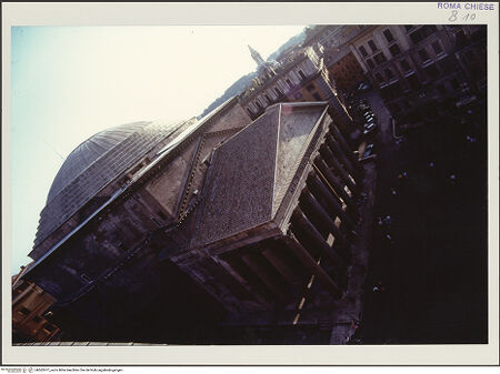 Vorderseite von Bibliotheca Hertziana [https://www.deutsche-digitale-bibliothek.de/content/lizenzen/rv-fz/] Pantheon - Säulenfront und Rotunde, Aufnahme von erhöhtem Standpunkt im Osten, bh562977_recto. Foto: D'Onofrio, Cesare.