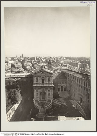 Vorderseite von Bibliotheca Hertziana [https://www.deutsche-digitale-bibliothek.de/content/lizenzen/rv-fz/] Santi Domenico e Sisto - Luftaufnahme von Westen, bh562978_recto. Foto: D'Onofrio, Cesare.