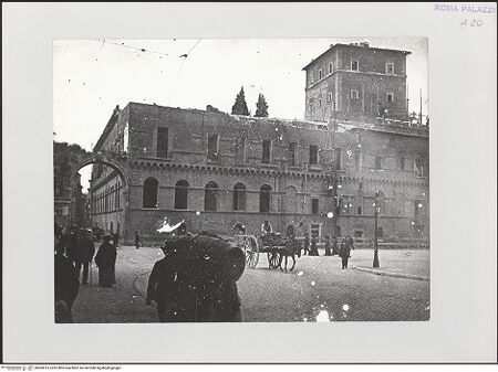 Vorderseite von Bibliotheca Hertziana [https://www.deutsche-digitale-bibliothek.de/content/lizenzen/rv-ez/] Palazzo VeneziaPalazzetto Venezia & Viridarium - Baufällige Fassade an der Piazza Venezia mit dem Bogen zur Via di San Marco, bh563013_recto. Foto.