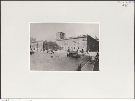 Vorderseite von Bibliotheca Hertziana [https://www.deutsche-digitale-bibliothek.de/content/lizenzen/rv-ez/] Palazzo VeneziaPalazzetto Venezia & Viridarium - Ansicht aus Osten, historische Aufnahme, bh563014_recto. Foto.