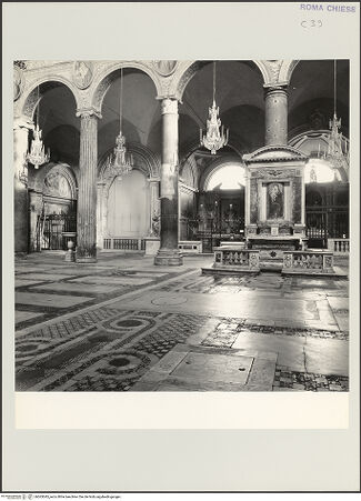 Vorderseite von Bibliotheca Hertziana [https://www.deutsche-digitale-bibliothek.de/content/lizenzen/rv-fz/] Santa Maria in Aracoeli - Arkatur des nördlichen Seitenschiffs mit Blick in die Kapellen, bh563043_recto. Foto: D'Onofrio, Cesare.