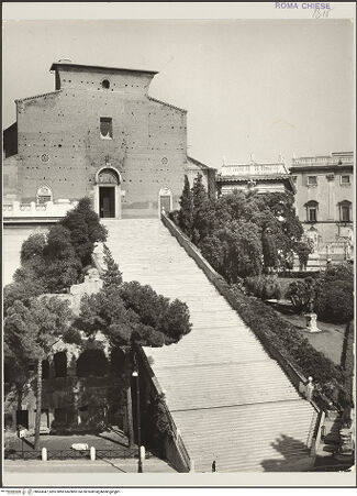 Vorderseite von Bibliotheca Hertziana [https://www.deutsche-digitale-bibliothek.de/content/lizenzen/rv-fz/] Santa Maria in Aracoeli - Fassade und Treppenrampe, bh563047_recto. Foto: D'Onofrio, Cesare.