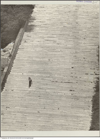 Vorderseite von Bibliotheca Hertziana [https://www.deutsche-digitale-bibliothek.de/content/lizenzen/rv-fz/] Santa Maria in Aracoeli - Treppenrampe (Photomontage auf der rechten Seite), bh563048_recto. Foto: D'Onofrio, Cesare.